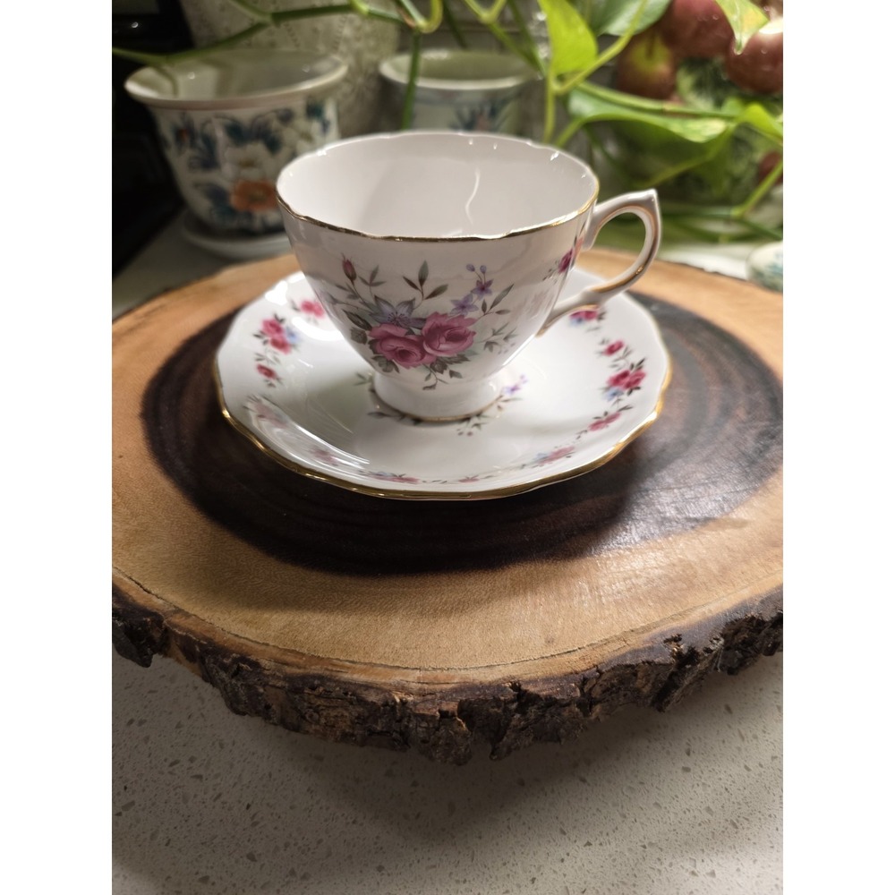 QUEEN ANNE Tea Cup and Saucer Pink Rose Gold Rim Bone China England‎ 8186